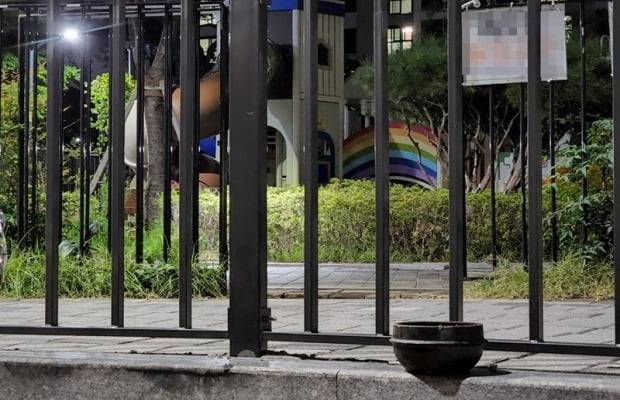 어린이 놀이터와 약 11m 거리에 재떨이가 놓여있다. 사진=오세성 한경닷컴 기자