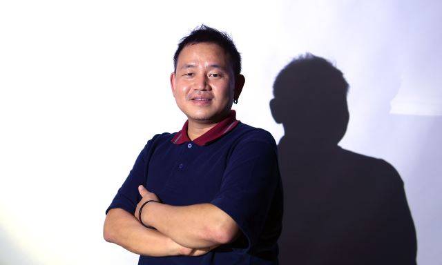 자신의 다섯 번째 소설인 ‘불편한 편의점’으로 베스트셀러 작가가 된 김호연이 지난달 25일 서울 여의도 국민일보에서 인터뷰를 하고 있다. 김 작가는 지난해 연말부터 6개월을 들여 ‘불편한 편의점’ 속편을 쓴 후 지방 강연을 다니며 모처럼 한가한 시간을 보내고 있다고 말했다. 서영희 기자