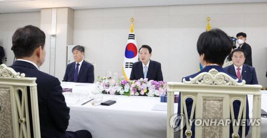 국회의장단과 만남에서 세종집무실 언급한 윤석열 대통령. 사진=연합뉴스
