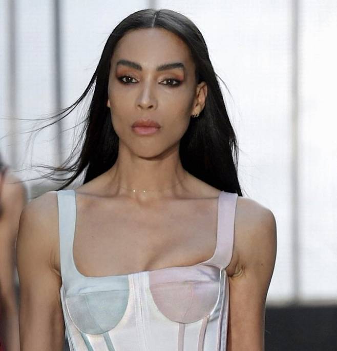 트랜스젠더 모델 라우. 사진 라우 인스타그램