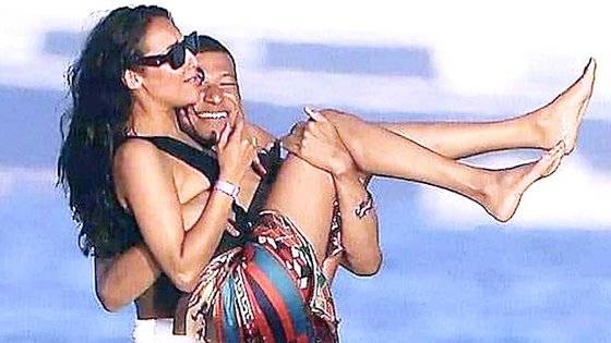 프랑스 축구스타 음바페가 요트에서 여성을 번쩍 안아 올리며 웃는 사진이 소셜미디어에 퍼졌다. 스포츠바이블 등 해외 매체들은 음바페와 데이트한 여성이 트랜스젠더 톱모델 이네스 라우라고 전했다. 사진 트위터 캡처