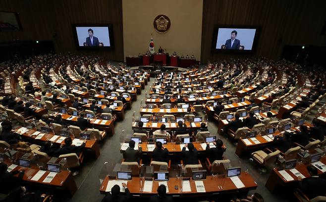 김진표 국회의장이 지난 1일 오후 서울 여의도 국회의사당 본회의장에서 열린 제400회 정기국회 개회식에서 개회사를 하고 있다. 여야의 입법·예산 전쟁이 시작된 것이다. [김호영 기자]