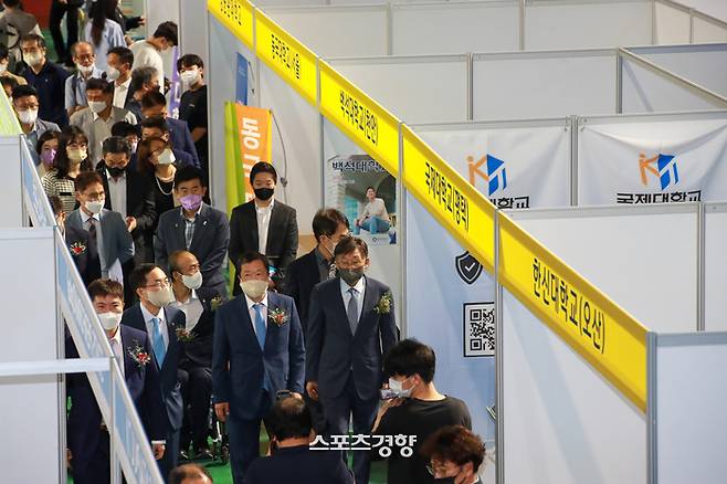 스포츠잔힉진로취업박람회 개막식에 초청된 귀빈들이 2일 서울 송파구 잠실학생체육관에서 개막식을 마친 뒤 부스를 둘러보고 있다. 이준헌 기자