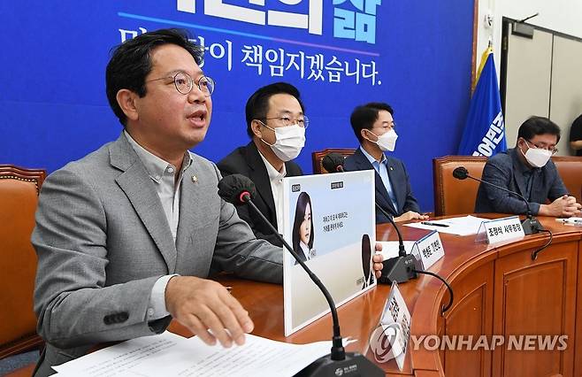 민주당, "김건희 여사 주가조작 의혹 관련 수사 촉구" (서울=연합뉴스) 백승렬 기자 = 더불어민주당 김승원 법률위원장이 4일 서울 여의도 국회에서 열린 기자간담회에서 김건희 여사 주가조작 의혹 관련 수사 촉구하는 브리핑을 하고 있다. 2022.9.4 [국회사진기자단] srbaek@yna.co.kr