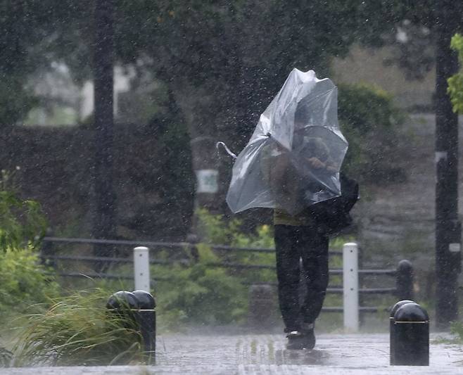 태풍 힌남노 접근한 오키나와에 강풍 (오키나와 교도=연합뉴스) 제11호 태풍 '힌남노'가 접근하는 가운데 3일 일본 오키나와현 나하시에서 우산을 쓴 남성이 강한 바람을 맞으며 이동하고 있다. 2022.9.4 photo@yna.co.kr