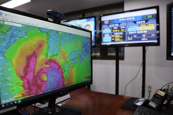 5일 오후 서울 중구 한국전력공사 서울본부 비상대책상황실 모니터에 전력수급상황 및 기상 상황이 실시간으로 나타나고 있다. (사진=연합뉴스)