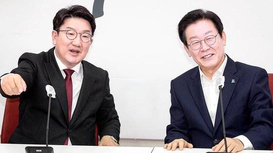 이재명(오른쪽) 더불어민주당 대표가 지난달 31일 국회 국민의힘 원내대표실에서 권성동(왼쪽) 국민의힘 원내대표를 예방한 모습. 권 원내대표와 이 대표는 각각 중앙대 법대 80학번, 82학번 동문 사이다. 뉴시스