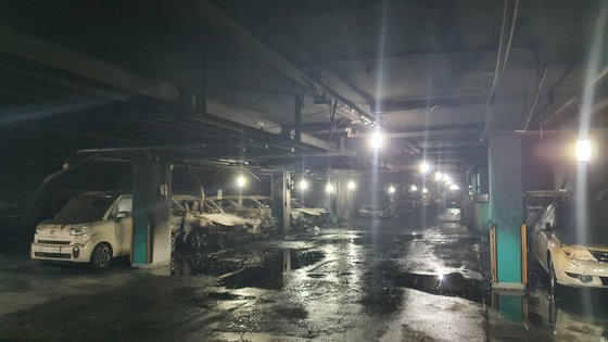 지난해 8월 11일 발생한 화재로 차량 수백여 대가 불에 타는 등의 피해가 발생한 충남 천안 불당동 아파트 지하주차장의 당시 모습. 신진호 기자