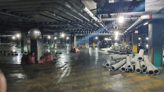 지난해 8월 11일 발생한 화재로 차량 수백여 대가 불에 타는 등의 피해가 발생한 충남 천안 불당동 아파트 지하주차장의 당시 모습. 신진호 기자