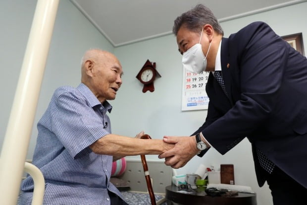 박진 외교부 장관이 2일 오후 일제 강제동원 피해자 이춘식 할아버지의 광주 광산구 우산동 자택을 방문해 악수하고 있다. 박 장관은 이날 광주를 찾아 일제 강제동원 피해자와 만나 외교적 해법 마련을 약속했다. 사진=연합뉴스