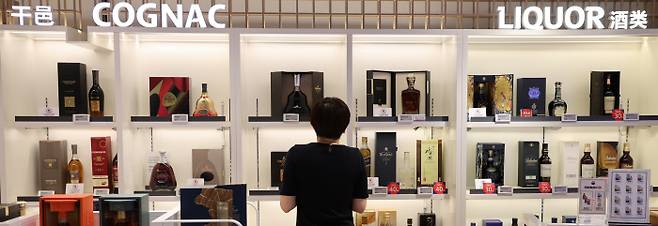 서울시내 한 면세점의 주류 코너에 5일 양주 등이 진열돼 있다. 6일부터 해외 여행자 휴대품에 적용되는 기본 면세 한도가 600달러에서 800달러로 상향되고, 주류 면세 한도는 현행 ‘1 ·400달러 이하 1병’에서 ‘2 ·400달러 이하 2병’까지 확대된다. 연합뉴스