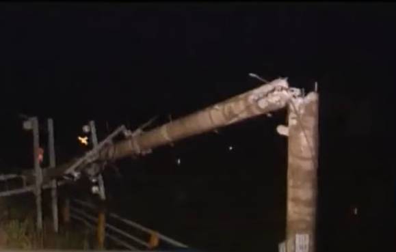 2003년 9월 태풍 '매미'가 상륙하자 전봇대가 두동강났다./사진=유튜브