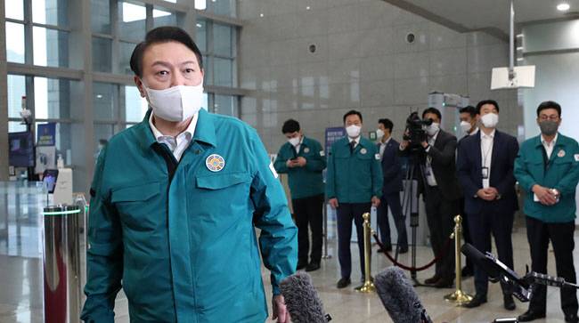 윤석열 대통령이 5일 오전 서울 용산 대통령실 청사로 출근하며 ‘힌남도’의 북상과 관련해 “국민의 생명과 안전을 위해 최선을 다할 것”이라고 밝히고 있다.  연합뉴스