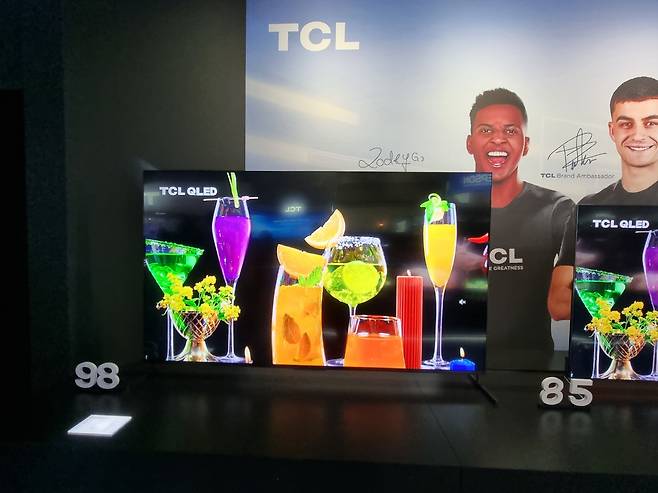 'IFA 2022'에서 전시된 TCL의 98인치 QLED TV 신제품 모습. 김지헌 기자.