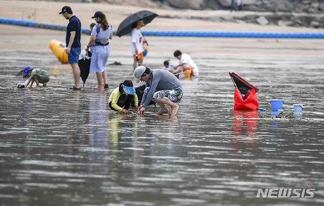 [인천=뉴시스] 정병혁 기자 = 전국에 더운 날씨가 계속되고 있는 4일 오후 인천 중구 을왕리해수욕장을 찾은 시민들이 물놀이를 하며 더위를 피하고 있다. 2022.07.04. jhope@newsis.com