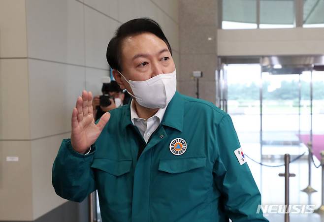 [서울=뉴시스] 홍효식 기자 = 윤석열 대통령이 5일 서울 용산 대통령실 청사로 출근하며 취재진 질문에 답하고 있다. 2022.09.05. yesphoto@newsis.com