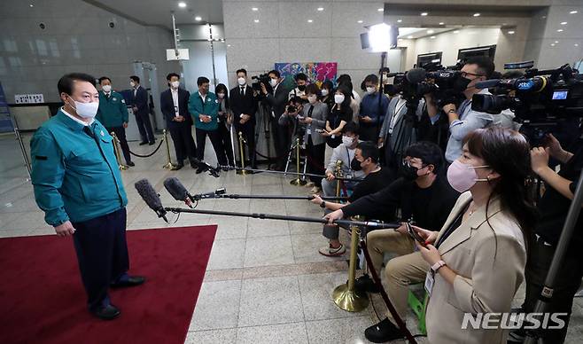 [서울=뉴시스] 홍효식 기자 = 윤석열 대통령이 5일 서울 용산 대통령실 청사로 출근하며 태풍 힌남노 관련 발언을 하고 있다. 2022.09.05. yesphoto@newsis.com