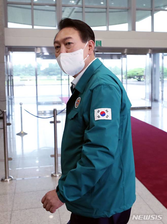 [서울=뉴시스] 홍효식 기자 = 윤석열 대통령이 5일 서울 용산 대통령실 청사로 출근하며 취재진 질문에 답한 뒤 집무실로 향하고 있다. 2022.09.05. yesphoto@newsis.com.