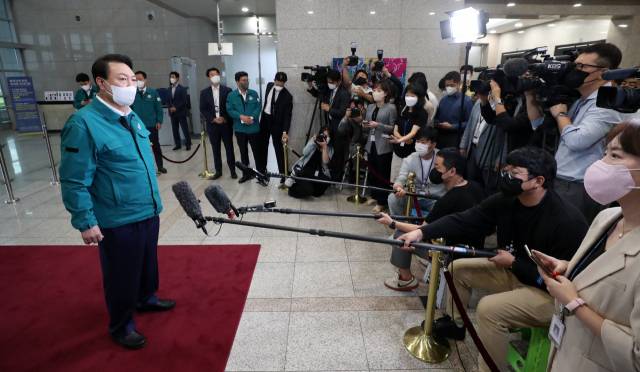 ▲윤석열 대통령이 5일 오전 서울 용산 대통령실 청사로 출근하며 기자들과 질의응답을 하고 있다. ⓒ연합뉴스