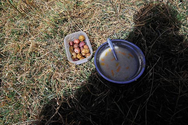 산타페마을의 성당에서 만난 어느 여인이 내어준 죽과 감자. 식량을 구할 수 없어 곤혹스러웠던 순간이었기에, 이 음식은 신의 은총과 마찬가지였다.