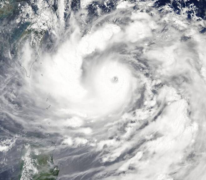 NASA가 기상예보 개선과 기후변화 관측을 위해 쏘아 올린 아쿠아위성이 'MODIS'(Moderate Resolution Imaging Spectroradiometer)라는 센서를 활용해 이달 1일 촬영한 힌남노. (사진=미국 항공우주국(NASA) 지구관측소(earthobservatory) 홈페이지 캡쳐)