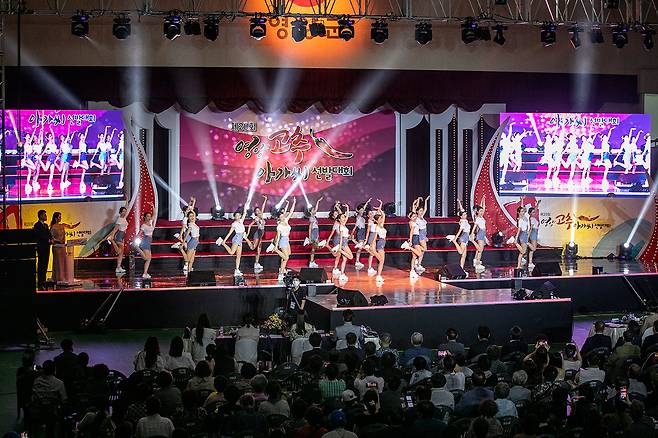 8월19일 제20회 영양 고추아가씨 선발대회 본선에 오른 참가자 23명이 군무를 추고 있다.ⓒ시사IN 신선영