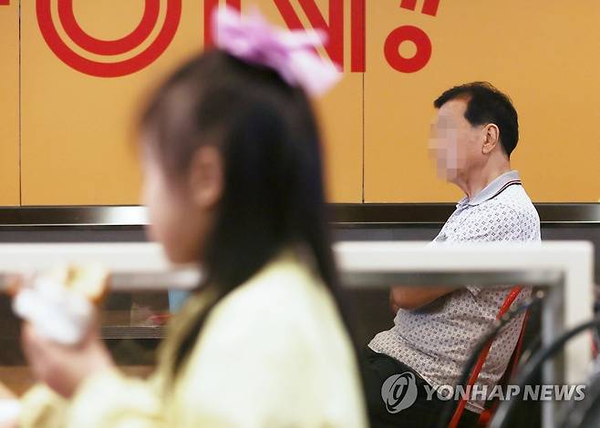 서울 시내 한 패스트푸드점에서 한 어르신이 식사를 기다리고 있다. [연합뉴스 자료사진]