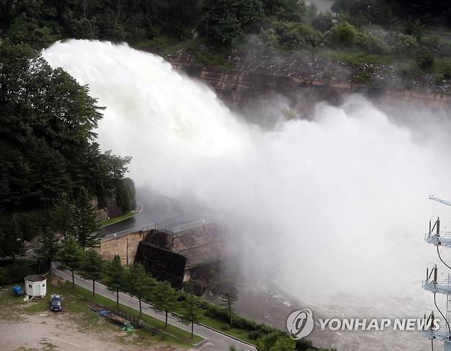 거대한 물기둥 이룬 소양강댐 방류 [연합뉴스 자료사진]