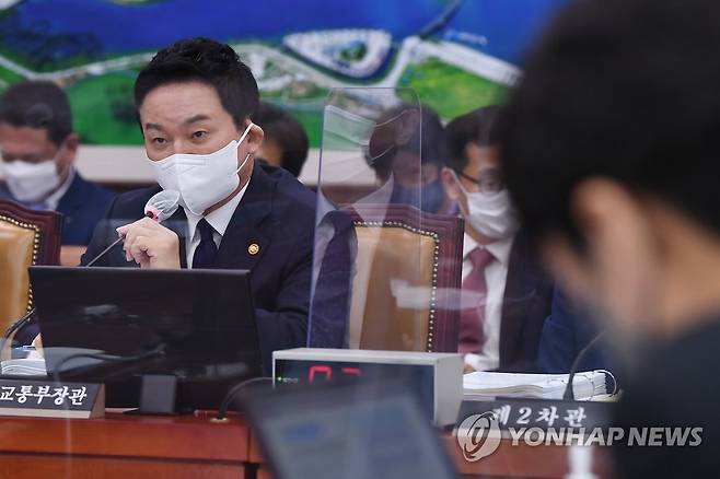 의원 질의에 답변하는 원희룡 장관 (서울=연합뉴스) 이정훈 기자 = 원희룡 국토교통부 장관이 5일 오전 국회에서 열린 국토교통위원회 전체회의에서 의원 질의에 답하고 있다. 2022.9.5 [국회사진기자단] uwg806@yna.co.kr