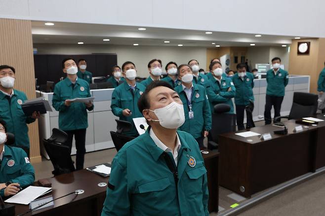 윤석열 대통령이 6일 새벽 서울 용산 대통령실 청사 국가위기관리센터에서 한반도를 관통하고 있는 태풍 힌남노와 관련해 상황을 점검하는 회의를 주재하고 있다 (사진=연합뉴스)
