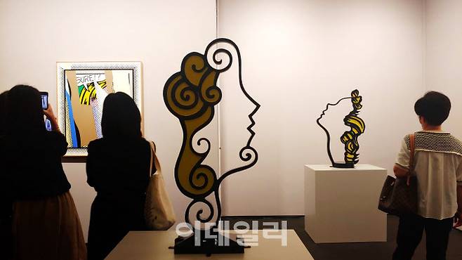 서울 강남구 삼성동 코엑스에 ‘명작 퍼레이드’를 펼친 ‘프리즈 서울’ 전경. 로이 리히텐슈타인의 1980년대 작품을 중심으로 개인전을 꾸려 ‘프리즈 마스터즈’ 섹션에 나선 카스텔리갤러리에서 관람객들이 작품을 둘러보고 있다. ‘초현실주의 머리 Ⅱ’(1988)와 ‘프로필 헤드’(1988)가 앞서거니 뒤서거니 높였다(사진=오현주 문화전문기자).
