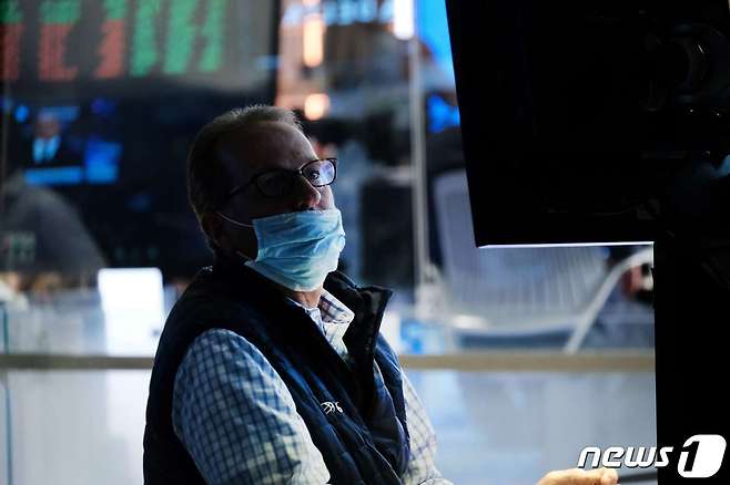 NYSE의 한 트레이더가 모니터를 바라보고 있다. ⓒ AFP=뉴스1