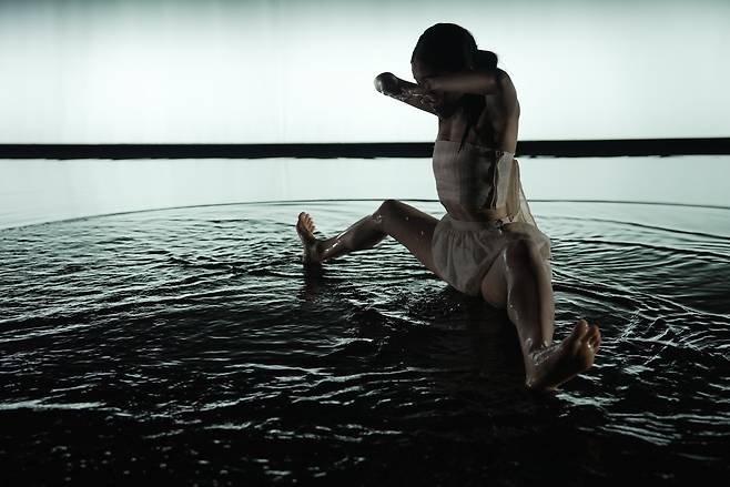 수중무대에서 공연하는 김보라 안무작 '소무' /아트프로젝트보라