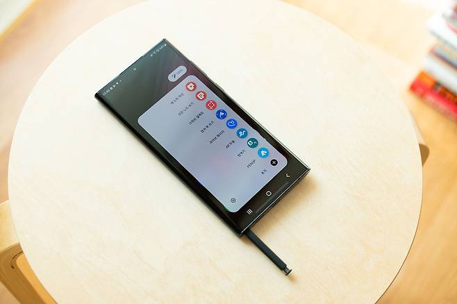 갤럭시S22 울트라에는 갤럭시노트 시리즈처럼 S펜 내장형 수납 공간이 적용됐다. /뉴스1
