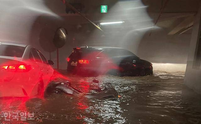 6일 오전 6시35분쯤 경북 포항시 인덕동 W아파트 지하주차장에서 차량들이 빠져나오고 있다. 독자 제공