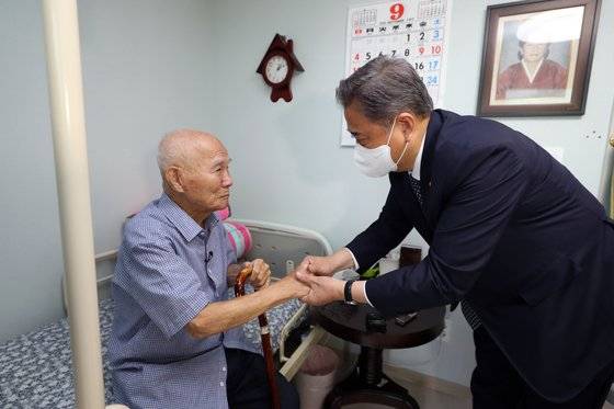 박진 외교부 장관은 2일 광주를 찾아 일제강점기 강제징용 피해자 이춘식 할아버지를 만나 손을 맞잡고 있다. 뉴스1
