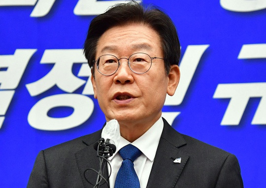 Democratic Party of Korea leader Lee Jae-myung makes an opening comment at a general meeting of the party’s lawmakers at the National Assembly in Yeouido, Seoul on September 5. National Assembly press photographers