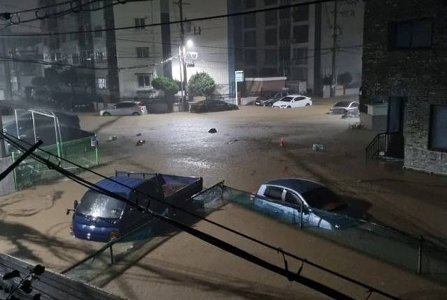 5~6일 태풍 힌남노 영향으로 침수된 포항 시내의 모습. 온라인 커뮤니티 캡처