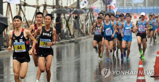 비가 내리는 궂은 날씨 속에서도 스퍼트를 하는 육상 선수들. 2017 HAPPY700평창 대관령 전국하프마라톤대회 및 고교 10㎞ 대회 모습. [연합뉴스 자료사진]