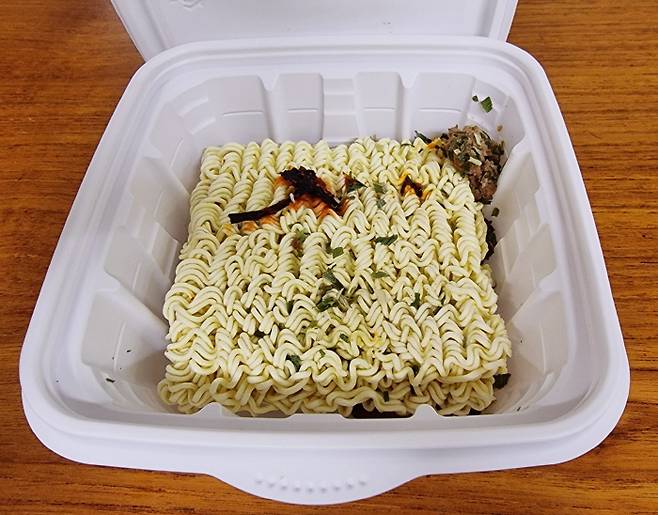 제품에는 액상스프와 돈민찌, 반건조 볶음미역, 대파가 들어 있어 물을 바로 붓게 돼 있다. [사진 = 배윤경 기자]