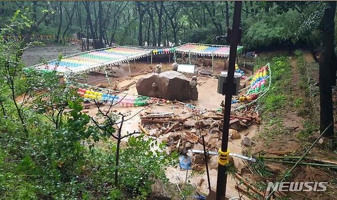 [서울=뉴시스]주변 토사가 붕괴된 경주 굴불사지 석조사면불상(보물)