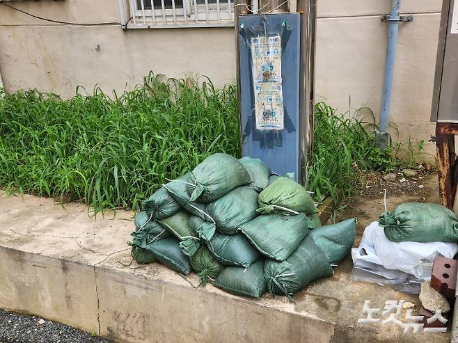 부산 동구는 북상하는 제11호 태풍 힌남노 피해를 최소화하기 위해 상습 피해 지역 주민들에게 대피 명령을 내렸다. 사진은 아파트 주민이 침수에 대비해 준비한 모래주머니. 정헤린 수습기자