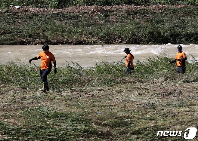 7일 울산 울주군 언양읍 남천교 일대에서 소방대원들이 실종자를 수색하고 있다. 울산이 제11호 태풍 '힌남노' 영향권에 든 지난 6일 오전 20대 남성이 언양읍 남천교 아래 불어난 하천에 빠져 실종됐다. 실종자는 이날 오후 12시53분께 남천교에서 직선거리로 약 16km 떨어진 태화교 하부 난관에서 숨진 채 발견됐다. 2022.9.7/뉴스1 ⓒ News1 윤일지 기자