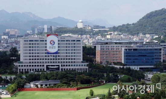 윤석열 대통령 취임 100일을 하루 앞둔 16일 서울 용산구 대통령실 청사 모습. 윤 대통령은 권위주의 청산을 내세우며 국정 무대를 기존 청와대에서 용산으로 옮겼다. 대통령의 집무실이 용산으로 이전되면서 청와대는 국민들에게 완전 개방했다./김현민 기자 kimhyun81@