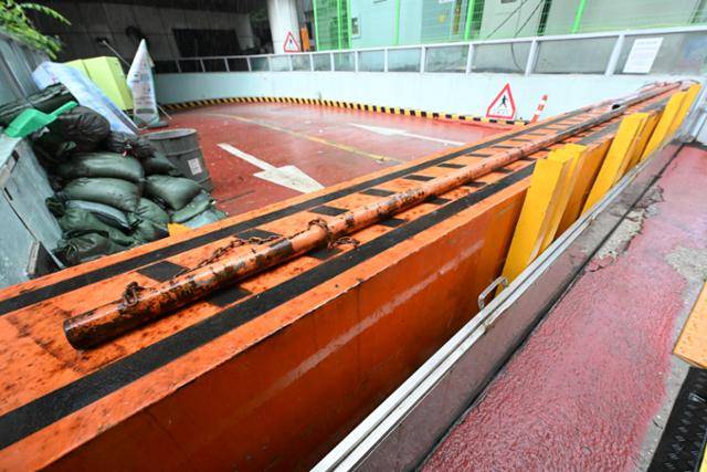 지난 5일 서울 서초구의 빌딩에 태풍에 대비하기 위해 설치한 차수막이 설치돼 있다. 최주연 기자