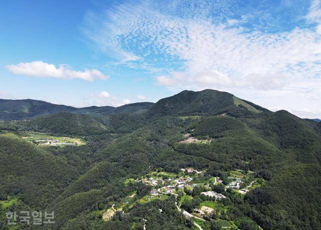 영월 김삿갓면 망경대산 아래에 위치한 모운동 마을. 한때 1만 명이나 거주했던 탄광촌으로 최근 '운탄고도 마을호텔'을 촬영하며 외지인의 발길이 늘고 있다.