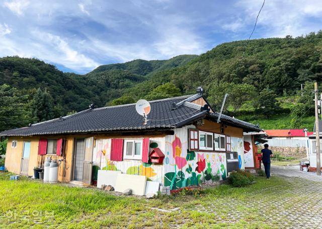 동화 속 주인공 그림으로 장식된 모운동 주택.
