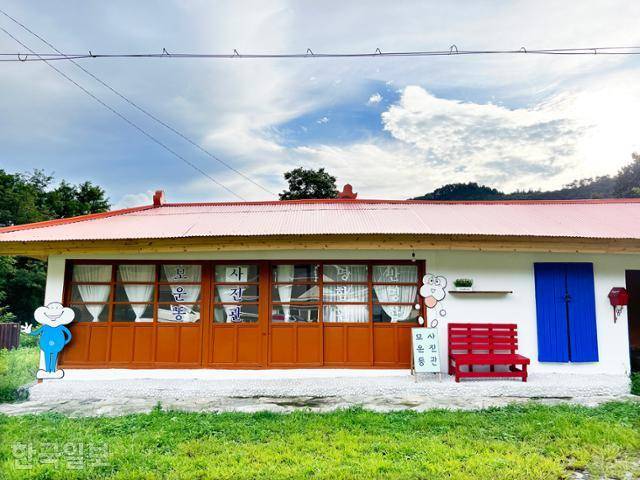 원색의 벽화로 치장한 모운동 마을의 주택.