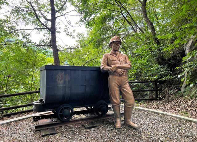 모운동 마을 뒤편에서 이어지는 운탄고도에 광부 조형물이 설치돼 있다.