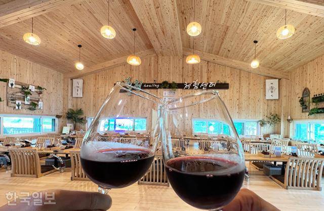 만경사 아래 예밀리 마을의 와인족욕 체험장.